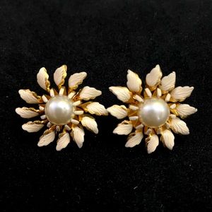 🌸 5 for $25 // Vintage floral clip on earrings